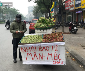 Kiếm tiền triệu mỗi ngày nhờ bán rong quả xanh đầu mùa 