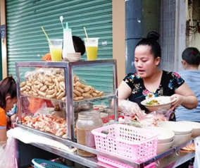 Ba quán bánh canh cua đông khách