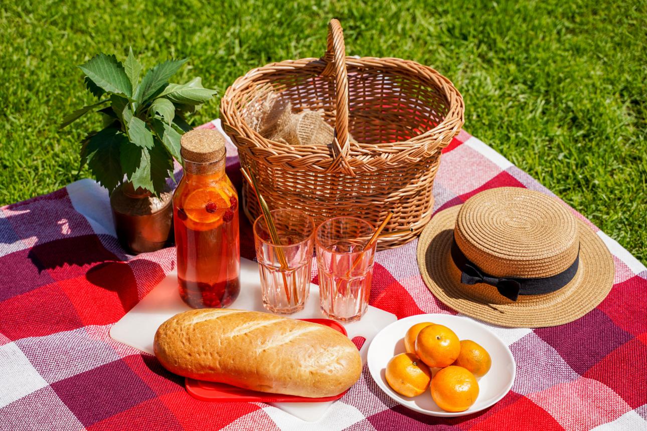 Combo nước giải khát, snack và ly thủy tinh trong bối cảnh picnic mùa hè, minh họa sản phẩm quà khuyến mãi có ảnh hưởng đến hành vi mua sắm theo nhu cầu sử dụng