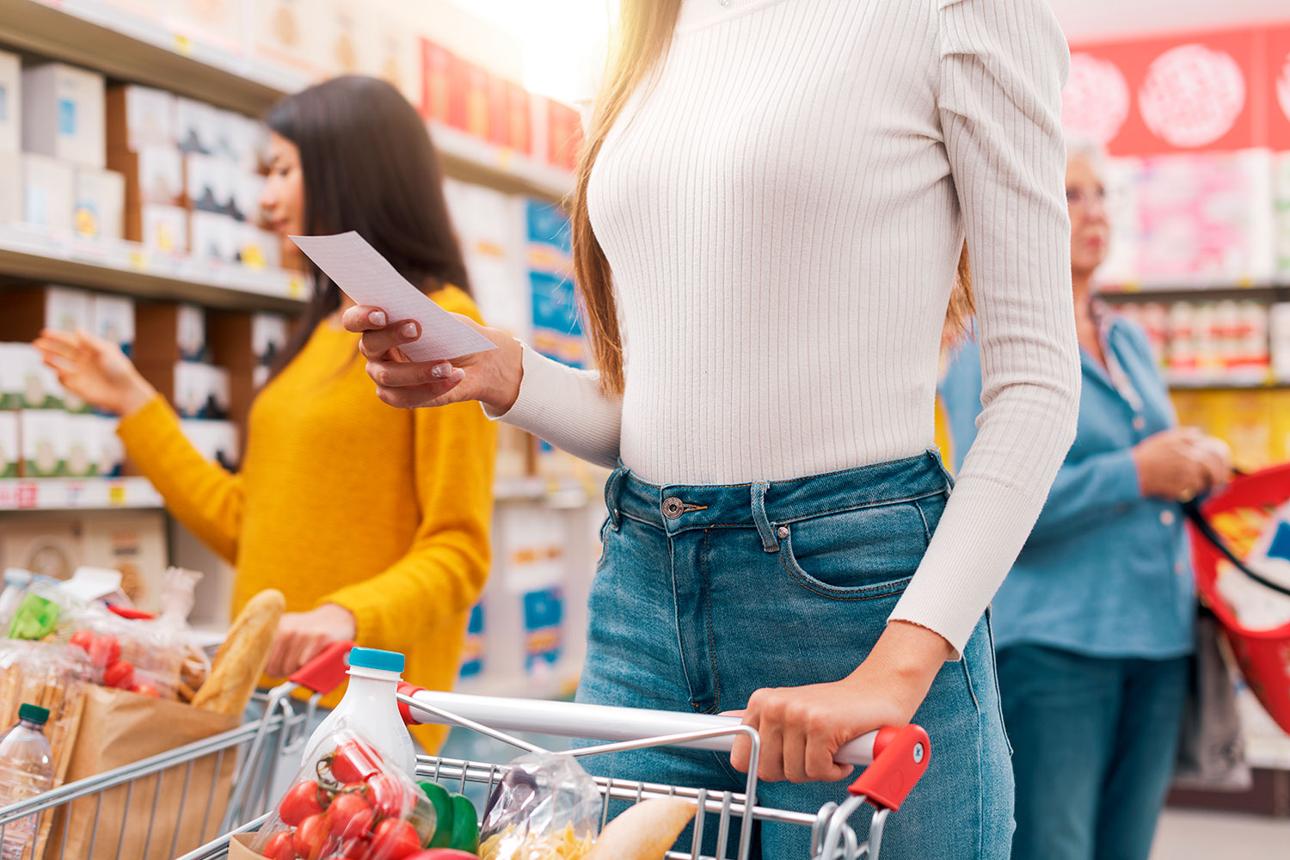 Người tiêu dùng mua sắm tại siêu thị với xe hàng đầy sản phẩm FMCG trong chương trình quà khuyến mãi mùa hè