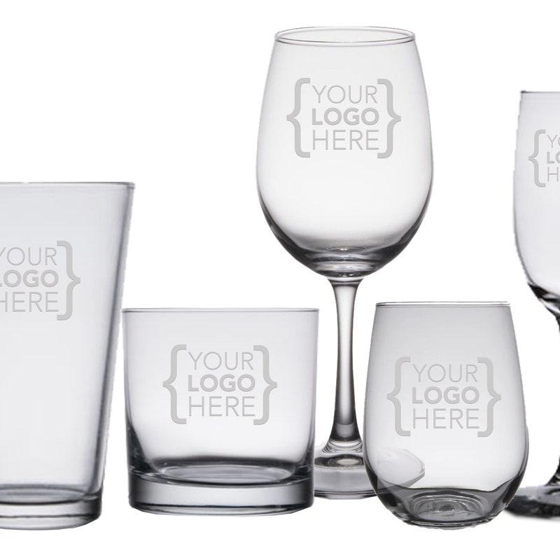 Cận cảnh ly thủy tinh quà tặng khuyến mãi in logo, hoàn thiện cao cấp